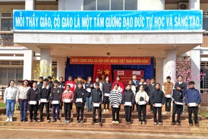 Tặng 100 suất học bổng đến các em học sinh học giỏi có hoàn cảnh khó khăn tại Trường THCS bán trú Ama Trang Lơng