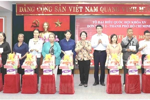 Đại biểu Quốc hội Trần Kim Yến và Đỗ Đức Hiển trao quà Tết đến các hộ có hoàn cảnh khó khăn