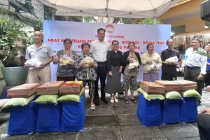 Lãnh đạo phường Phú Thọ tặng quà hộ có hoàn cảnh khó khăn