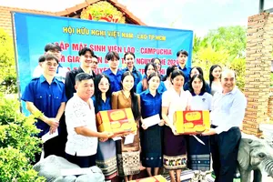 Đại diện Hội Hữu nghị Việt Nam - Lào TPHCM tặng quà sinh viên Lào và Campuchia đang học tập tại TPHCM