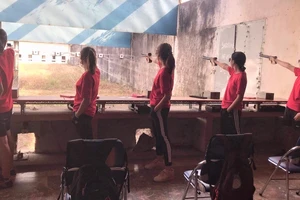 Các nữ xạ thủ tập luyện chuyên môn tại trường bắn. Ảnh: NGUYỄN ANH