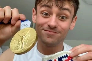 Tom Daley đã tự đan chiếc túi nhỏ bằng len để bảo vệ tấm HCV Olympic