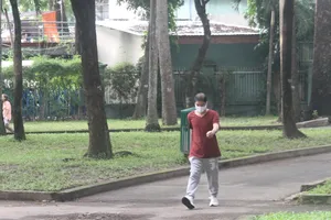 Người dân tham gia đi bộ ở công viên Tao Đàn vào buổi sáng 1-10. Ảnh: NGUYỄN ANH