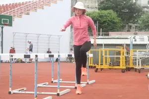 VĐV điền kinh TPHCM tập luyện tại sân vận động Thống Nhất. Ảnh: NGUYỄN ANH