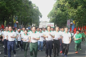 Ngày chạy Olympic vì sức khỏe toàn dân thu hút sự tham gia của lãnh đạo các sở, ban ngành thành phố. Ảnh: NGUYỄN ANH