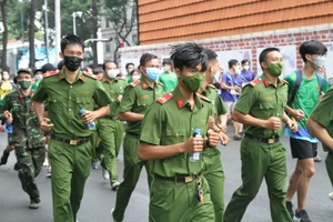 Ngày chạy Olympic TPHCM có sự tham gia của các lực lượng vũ trang, thanh niên, công nhân, học sinh...Ảnh: NGUYỄN ANH