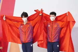 Bộ đôi Nguyễn Tùng Dương, Phương Thế Anh giành HCB đầu tiên cho đoàn thể thao Việt Nam. Ảnh: ĐỖ TRUNG