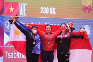 Hồng Thanh (giữa) gây tiếng vang khi phá 3 kỷ lục SEA Games để bảo vệ thành công tấm HCV 64kg nữ. Ảnh: BÙI LƯỢNG