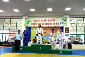 Các võ sĩ được trao huy chương tại giải judo người khiếm thị vô địch quốc gia 2022. Ảnh: NGUYỄN ANH