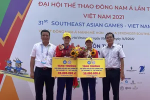 Tay chèo Hồ Thị Lý (thứ 2 từ phải sang) đã góp công vào 2 tấm HCV của đội tuyển rowing Việt Nam tại SEA Games 31