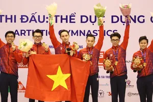 Nguyễn Văn Khánh Phong (bìa phải) góp công vào HCV đồng đội của tuyển TDDC Việt Nam tại SEA Games 31