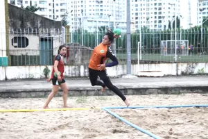 Đội tuyển bóng ném bãi biển nữ phải thường xuyên luyện tập ngoài trời. Ảnh: NGUYỄN ANH