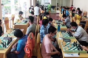 Giải có sự tham gia của gần 100 kỳ thủ, trong đó có các kiện tướng, đại kiện tướng. Ảnh: HOÀNG THIÊN