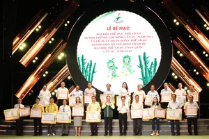 Khen thưởng các đơn vị quận, huyện đạt thành tích cao tại Đại hội TDTT TPHCM lần 9. Ảnh: NGUYỄN ANH