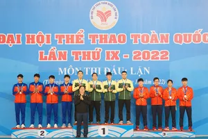 Đội tuyển TPHCM thi đấu nổi bật ở nội dung tiếp sức VHCV nam. Ảnh: HCMC FINSWIMMING