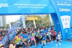 Các VĐV ở cự ly 5km bắt đầu đường đua tại Salonpas HCMC Marathon 2023. Ảnh: NGUYỄN ANH