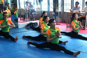 Các học viên được trau dồi lý thuyết song song với thực hành trong thời gian gần một tháng. Ảnh: THANH TÙNG