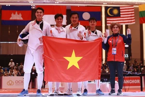 Các kiếm thủ TPHCM giành HCV nội dung kiếm 3 cạnh đồng đội nam tại SEA Games 32