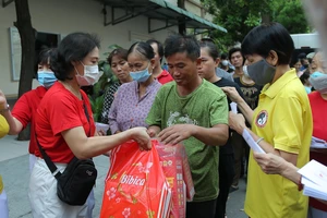 Các thành viên CLB vận động quyên góp, trao tặng quà Tết cho những hoàn cảnh khó khăn 