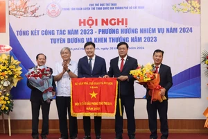 Trung tâm được trao tặng cờ đơn vị dẫn đầu phong trào thi đua 2023 từ Bộ VH-TT-DL. Ảnh: THANH TÙNG