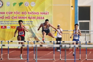 Quách Công Lịch (giữa) giữ vững ngôi vô địch ở nội dung sở trường 400m rào nam. Ảnh: DŨNG PHƯƠNG 