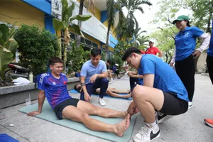 Đội ngũ chuyên viên phục hồi giúp VĐV thư giãn sau trận đấu. Ảnh: DŨNG PHƯƠNG