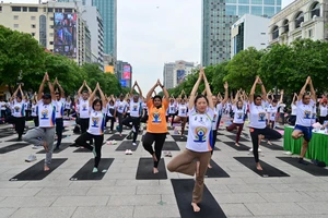 1.500 VĐV tham gia đồng diễn Yoga ở phố đi bộ Nguyễn Huệ. Ảnh: DŨNG PHƯƠNG 