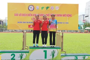 Nguyễn Thị Oanh (giữa) vô đối tại phần thi 5.000m. Ảnh: THANH TÙNG 