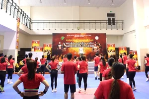 Các giảng viên và học viên của Lớp đào tạo hướng dẫn viên aerobic fitness TPHCM khoá 4 đóng góp hỗ trợ đồng bào miền Bắc. Ảnh: THANH TÙNG 