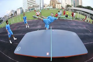 Đội tuyển Teqball TPHCM tập luyện tại Trung tâm TDTT Hoa Lư. Ảnh: DŨNG PHƯƠNG 