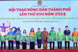 Ban tổ chức trao tặng cờ lưu niệm cho các đơn vị tham dự. Ảnh: THANH TÙNG 