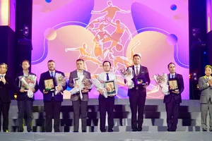 Thứ trưởng Hoàng Đạo Cương và Phó Bí thư Thành ủy TPHCM Nguyễn Phước Lộc trao hoa và kỷ niệm chương cho đại diện các đơn vị đã đồng hành, phối hợp hỗ trợ tại giải. Ảnh: DŨNG PHƯƠNG 