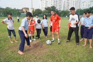 Huỳnh Như giao lưu cùng các em nhỏ