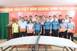 Đại diện Sở VH-TT TPHCM bàn giao các trang thiết bị cho các đơn vị. Ảnh: THANH TÙNG 