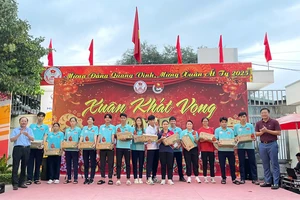 Ban Giám đốc trung tâm trao quà tết đến các VĐV