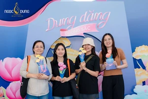 Các nữ runner cùng nhau check-in tại gian hàng Ngọc Dung