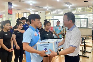 Phó Cục trưởng Nguyễn Hồng Minh (phải) trao tặng quà, động viên tinh thần các VĐV tại Trung tâm HLTTQG