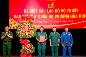 Thiếu tướng Vũ Văn Điền (trái) chúc mừng Ban Chủ nhiệm Câu lạc bộ võ thuật Ban Chỉ huy Quân sự phường Hòa Hưng ra mắt