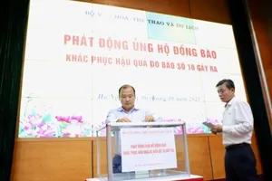 Thứ trưởng Thường trực Bộ VH-TT-DL Lê Hải Bình quyên góp ủng hộ đồng bào bị thiệt hại do bão số 10