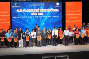 Ban tổ chức trao cờ lưu niệm cho các đoàn tham dự