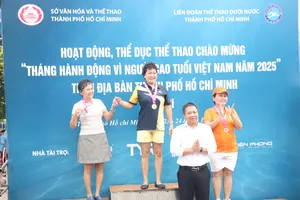 Ban tổ chức trao giải một số nội dung thi đấu. Ảnh: THANH TÙNG 