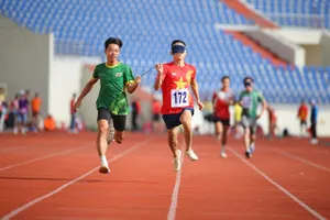 Các VĐV NKT đã tạo ra nhiều khoảnh khắc ấn tượng trên đường chạy. Ảnh: DŨNG PHƯƠNG 