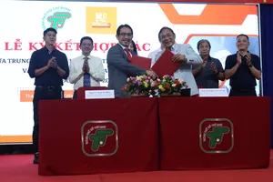 Đại diện của Trung tâm Huấn luyện và Thi đấu TDTT TPHCM với Liên đoàn Xe Thể thao thành phố ký kết hợp tác. Ảnh: THANH TÙNG 