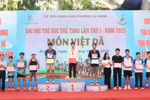 BTC trao giải cho các VĐV nam đạt thành tích ở nội dung chạy việt dã. Ảnh: THANH TÙNG 