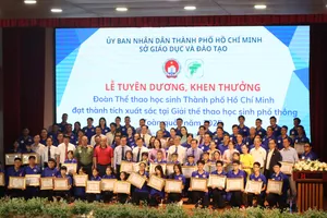 Đoàn Thể thao học sinh TPHCM được tuyên dương, khen thưởng. Ảnh: THANH TÙNG 