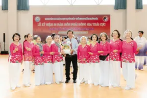 Võ sư Thái Hồng Đông (giữa) là Trưởng bộ môn Đông Gia Thái Cực, phát triển thể thao cho người trung niên, cao tuổi 