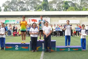 Ban tổ chức trao giải cho các VĐV đạt thành tích ở giải chạy việt dã 