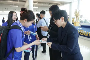 Tuyển bóng đá nữ Việt Nam được ban tổ chức SEA Games 33 hỗ trợ tại sân bay