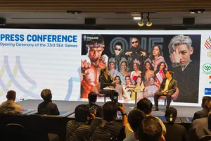 Ông Atthakorn Sirilattayakorn, Bộ trưởng Bộ Du lịch và Thể thao Thái Lan (phải) dự họp báo thông tin về lễ khai mạc. Ảnh: DŨNG PHƯƠNG 