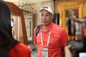 HLV trưởng đội tuyển bóng chuyền nữ Việt Nam Nguyễn Tuấn Kiệt có những chia sẻ sau khi đến Thái Lan. Ảnh: DŨNG PHƯƠNG 